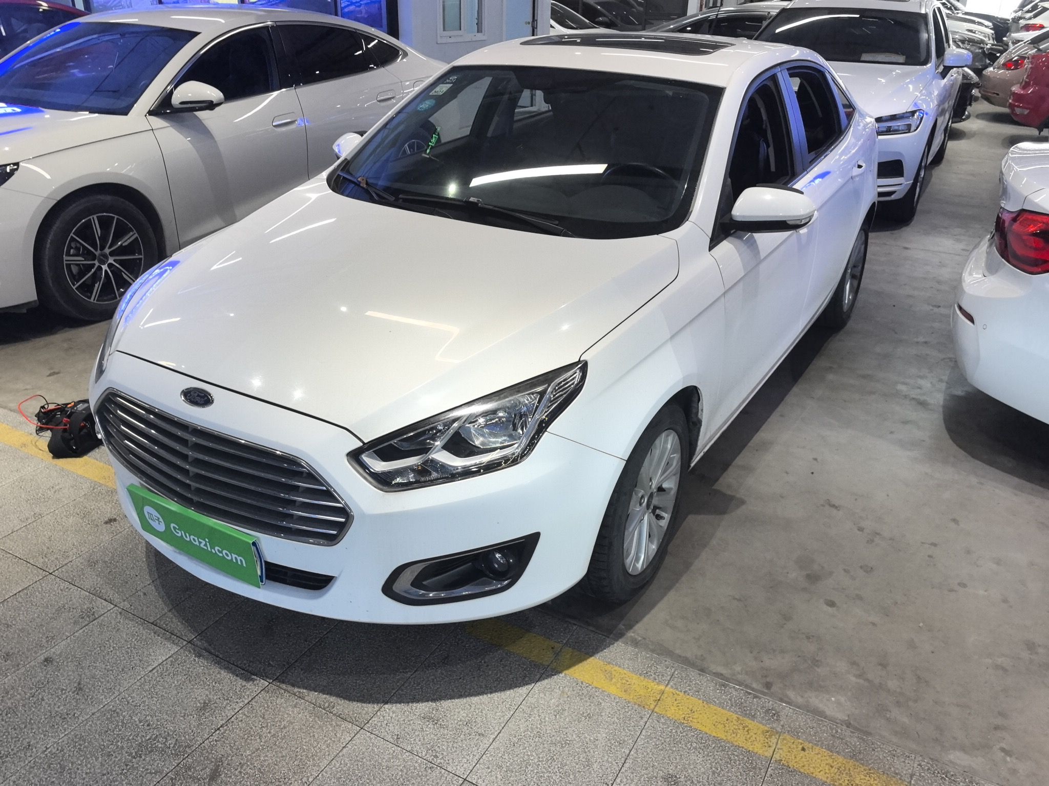 تحت مقدمة السيارة