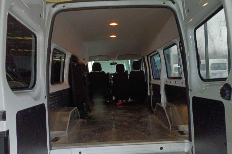 Used JMC Fushun 2025 2.0T 6MT Diesel Short-Wheelbase Mid-Roof Commercial Multi-Purpose Passenger Vehicle with 5/6 Seats