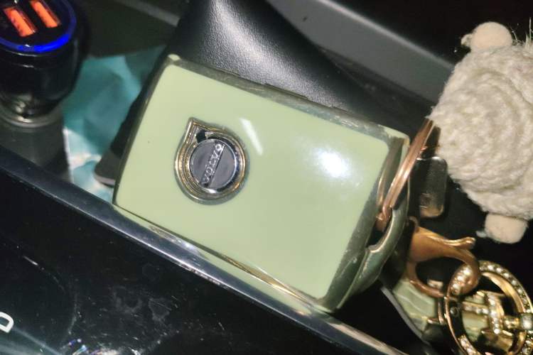 Used Volvo XC60 2024 B5 4x4 Smart Luxury Edition Vehicle Key