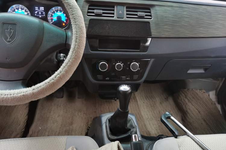 Used Jinbei Hiace X30 2023 1.5L Wealthy-Style Passenger Van 5/6/7-Seater Non-Air-Conditioned Version SWC15M
