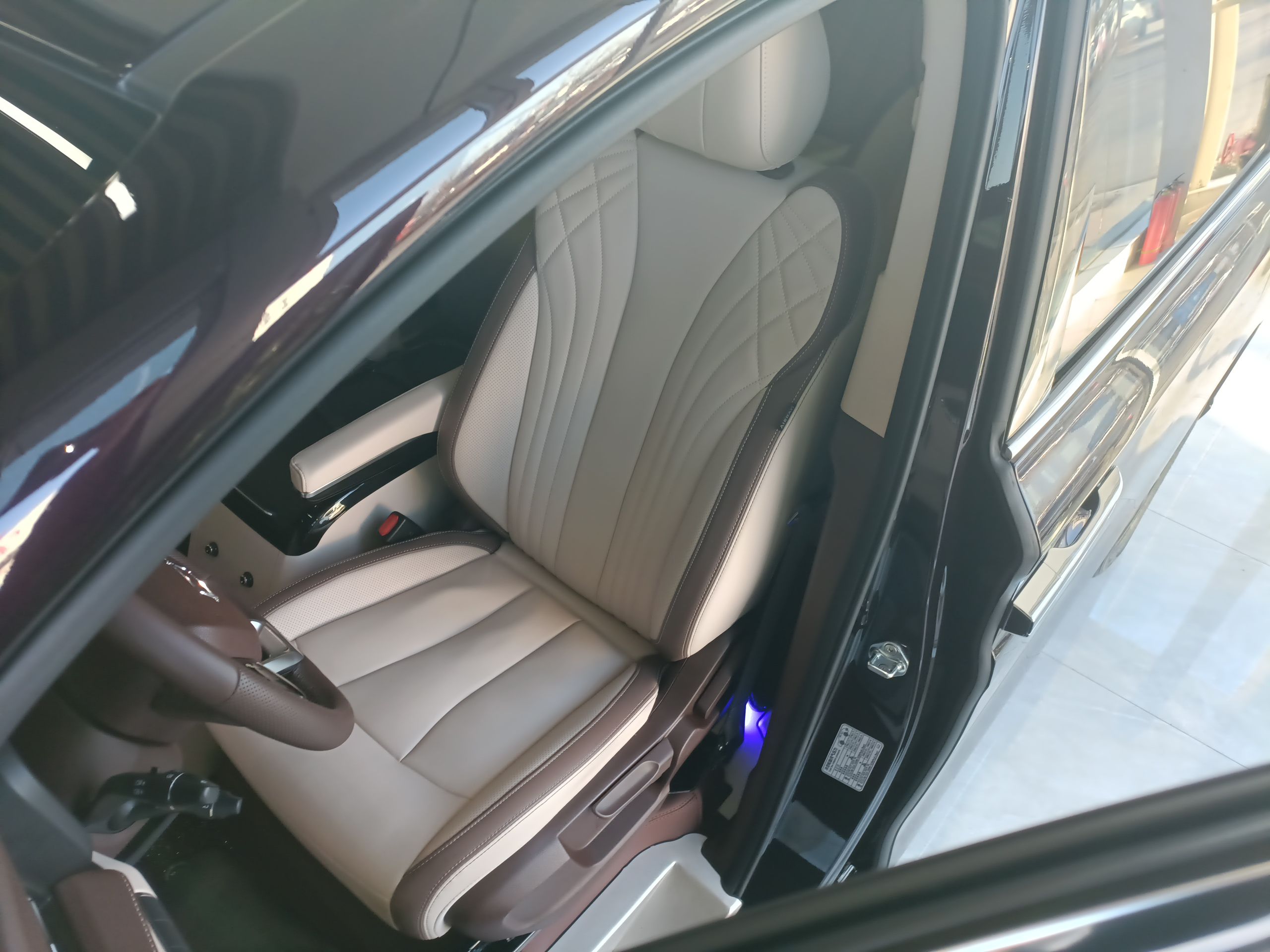 المقاعد الأمامية داخل السيارة