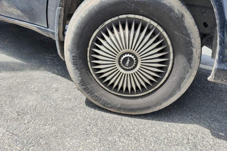 Used JMC Fushun 2023 2.0T Manual Short Wheelbase Mid-Height Passenger Version Business-Class 7-Seater (Non-Commercial) Right Front Wheel Hub