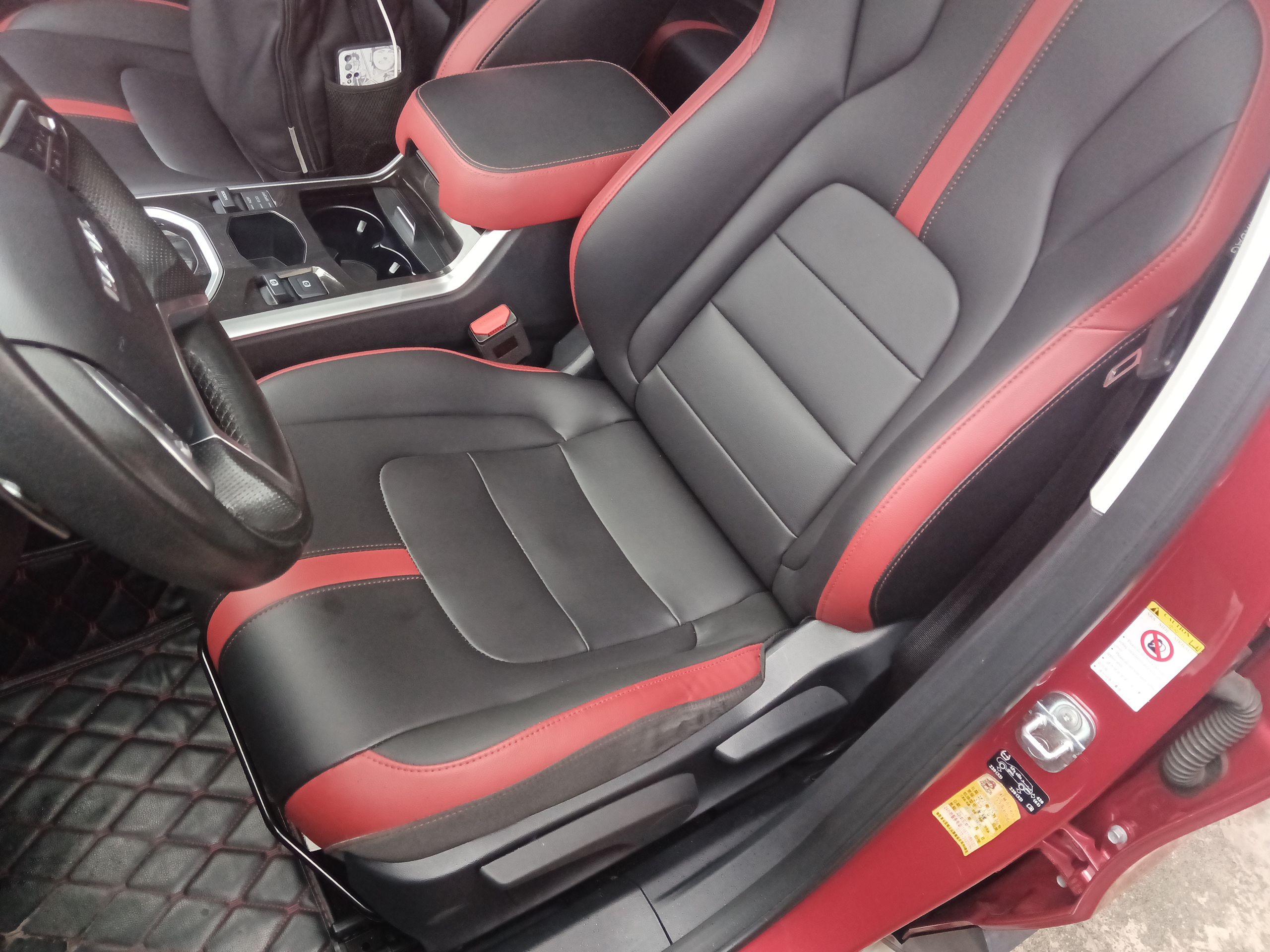 المقاعد الأمامية داخل السيارة