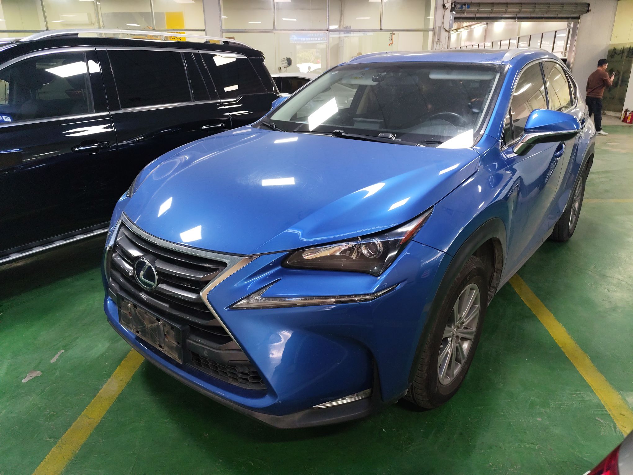 Под передней частью автомобиля