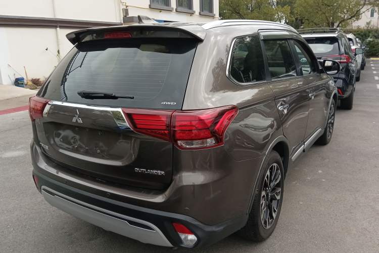 Used Mitsubishi Outlander 2019 2.4L 4x4 Zhi Xiang Edition 7 Seats China V Emission Standard