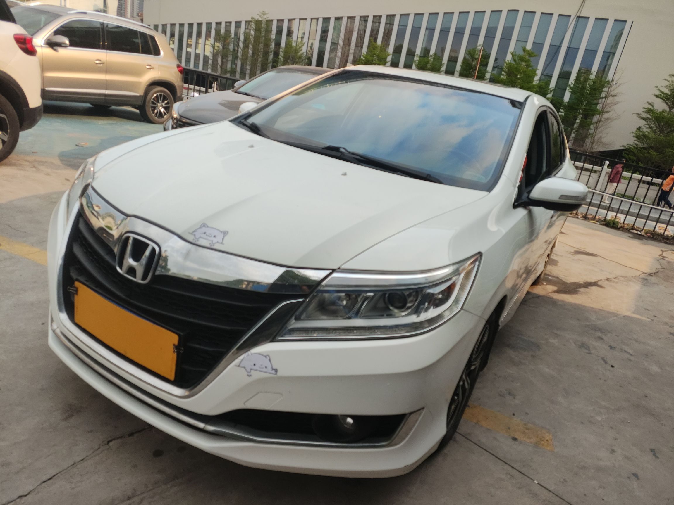 تحت مقدمة السيارة