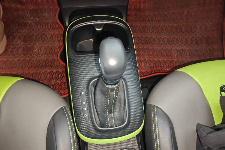 Used Roewe Clever 2021 302 km New Four-Seater Super-Efficient Version Gear Lever