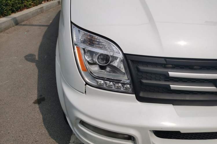 Used SAIC MAXUS Xintu V80 2023 2.0T Manual Classic Aoyuntong Long Wheelbase Mid-Height 6/7/8/9-Seater