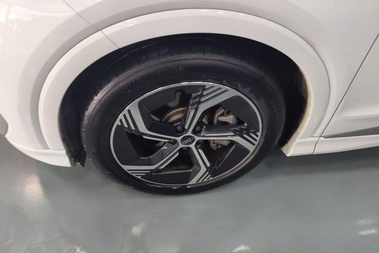 Used Audi Q4 e-tron 2022 50 e-tron quattro Visionary Edition Left Front Wheel Hub