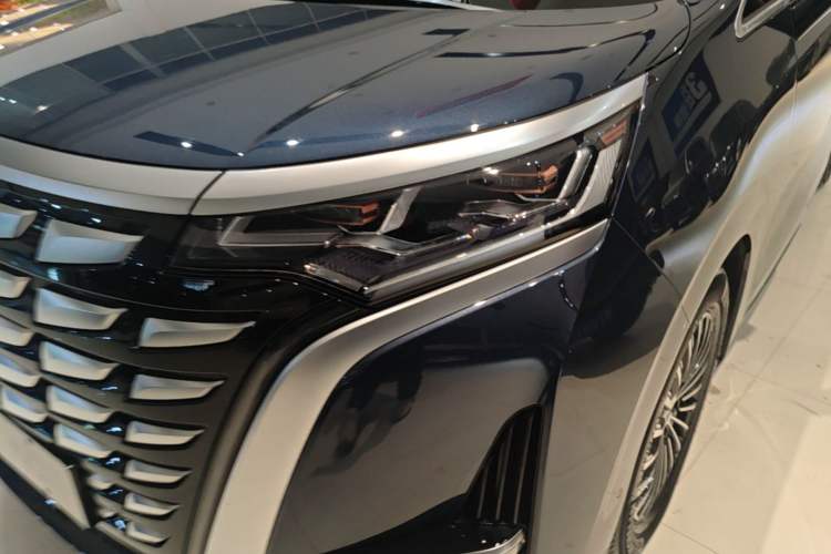 Used Denza D9 2022 DM-i 970 Four-Wheel Drive Flagship Model Left Front Headlight