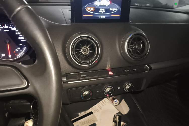 Used Audi A3 2016 Limousine 35 TFSI Ambition Edition Audio And AC Panel