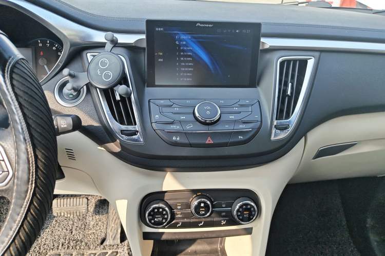 Used Soueast DX7 2017 1.5T Automatic White Rider Trim
