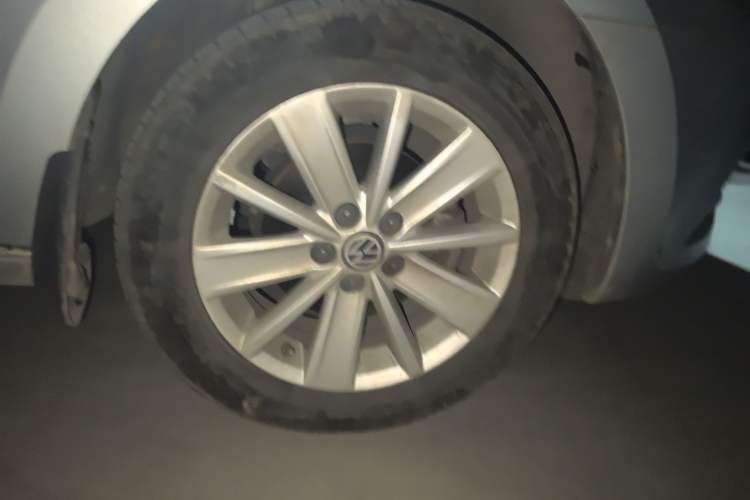 Used Volkswagen Jetta 2013 1.6L Automatic Fashion Model Right Front Wheel Hub