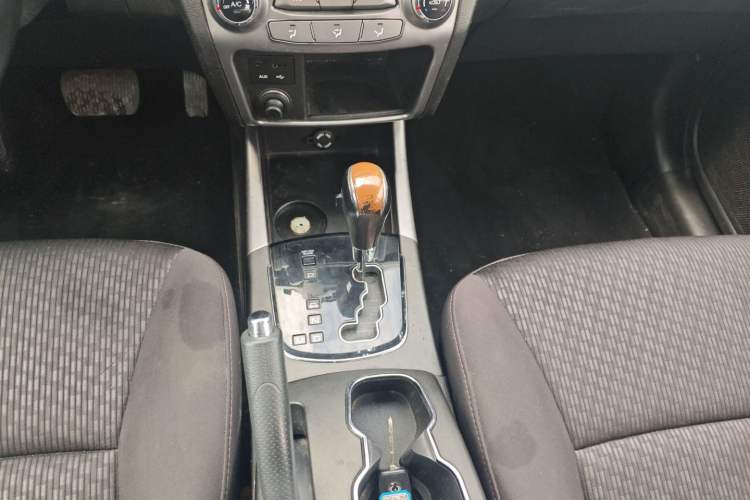 Used SsangYong Korando 2014 2.0L Gasoline Two-Wheel Drive Automatic Elite Navigation Edition Gear Lever