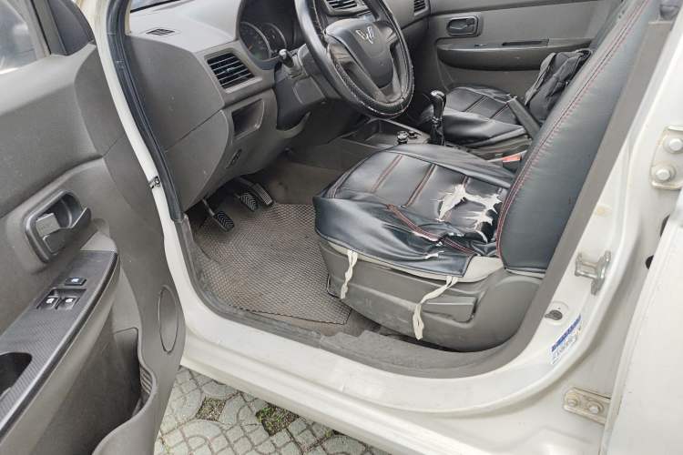 Used Wuling Hongguang 2015 1.5L S Base Model China IV Driver Seat