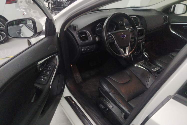 Used Volvo V40 2016 T3 Zhiyi Edition
