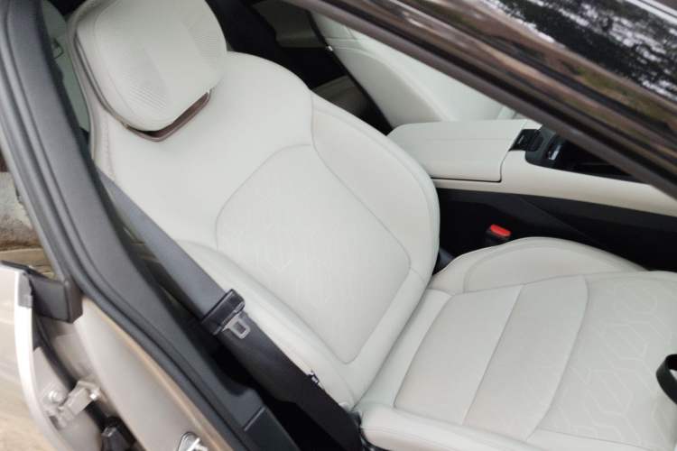 Used Lynk & Co 08 EM-P 2025 220 km All-Wheel-Drive Performance Halo
