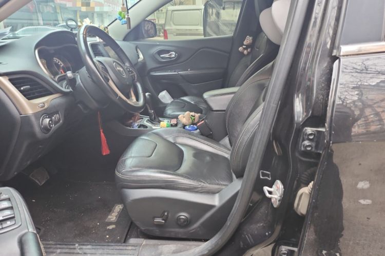 Used Jeep Cherokee 2017 2.0L Superior Edition
