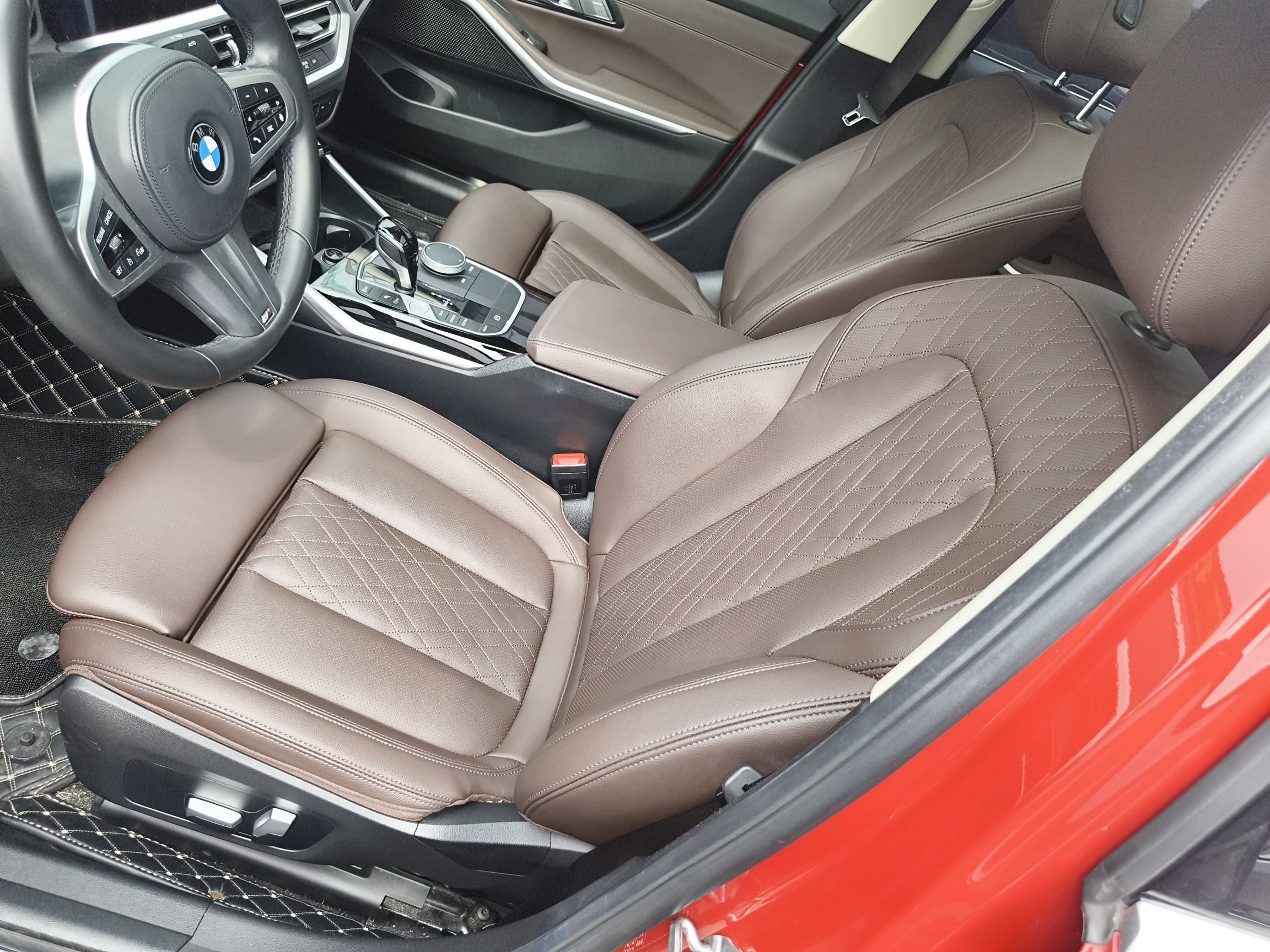 Переднее сиденье в автомобиле