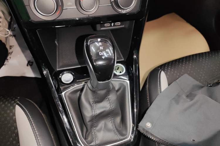 Used Volkswagen Tacqua 2023 200TSI DSG Joy-Connect Edition Gear Lever