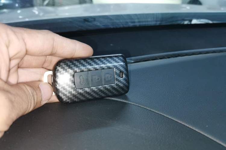 Used Mitsubishi Outlander 2019 2.4L 4x4 Zhi Xiang Edition 5 Seats China V Emission Standard
