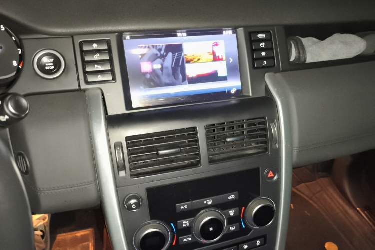 Used Land Rover Discovery Sport 2017 2.0T SE Audio And AC Panel