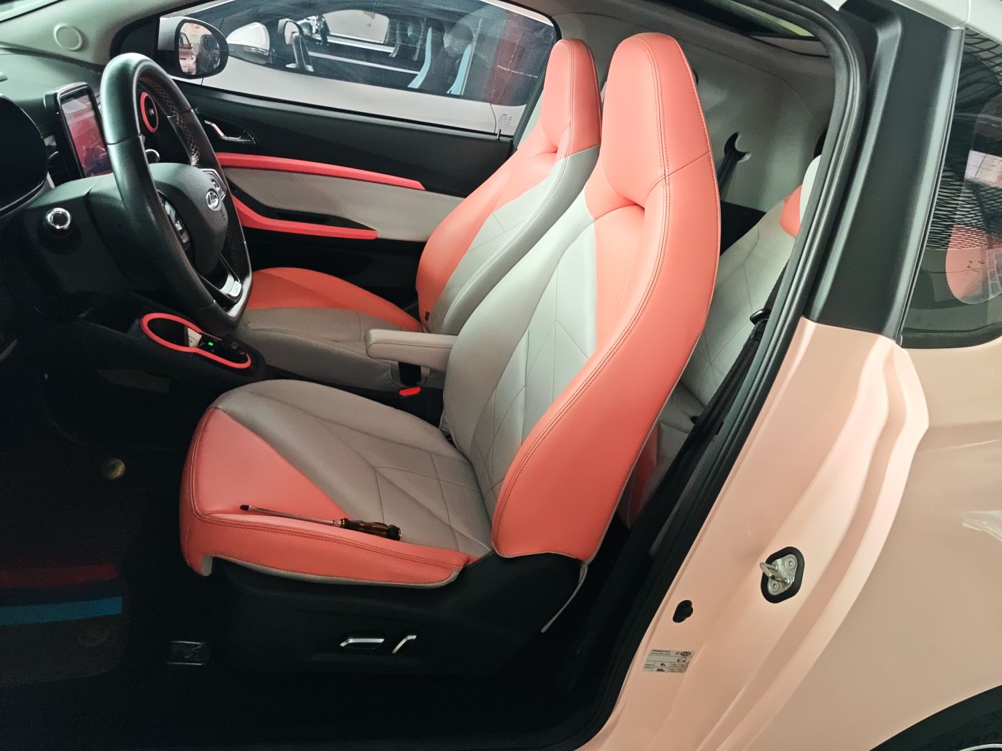 المقاعد الأمامية داخل السيارة