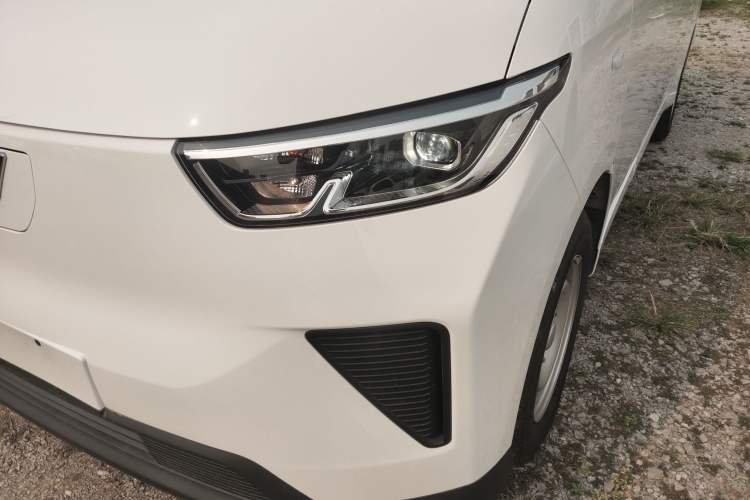 Used Wuling Yangguang 2024 300KM Comfort Version Passenger Van 75kW
