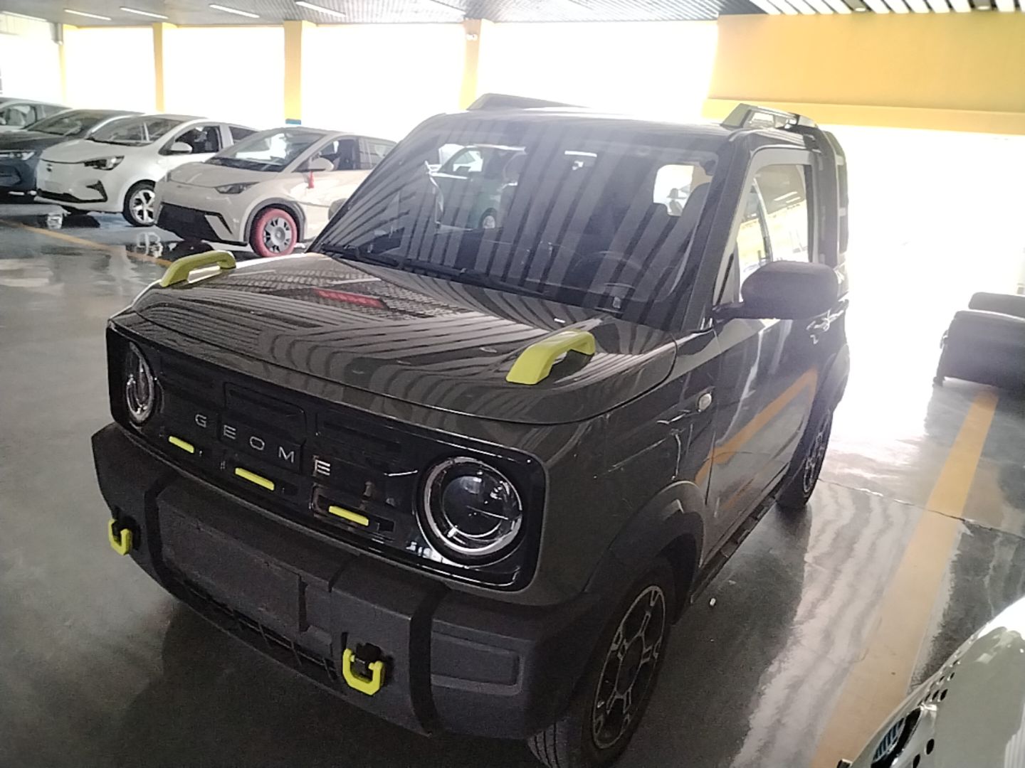 Под передней частью автомобиля