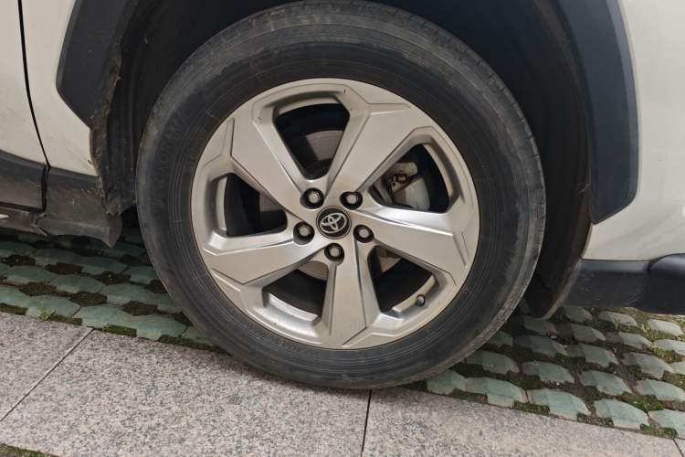 Used Toyota RAV4 2021 2.0L CVT 4x4 Trend Edition Right Front Wheel Hub