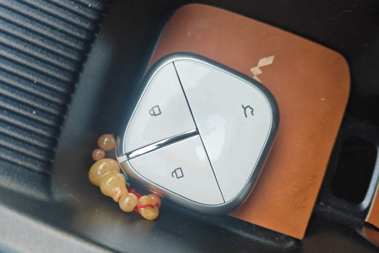 Used Wuling Bingo PLUS 2024 330 km Range Five-Seater Version Vehicle Key