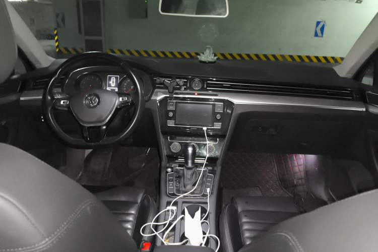 Used Volkswagen Magotan 2018 330TSI DSG Advanced Model Center Console