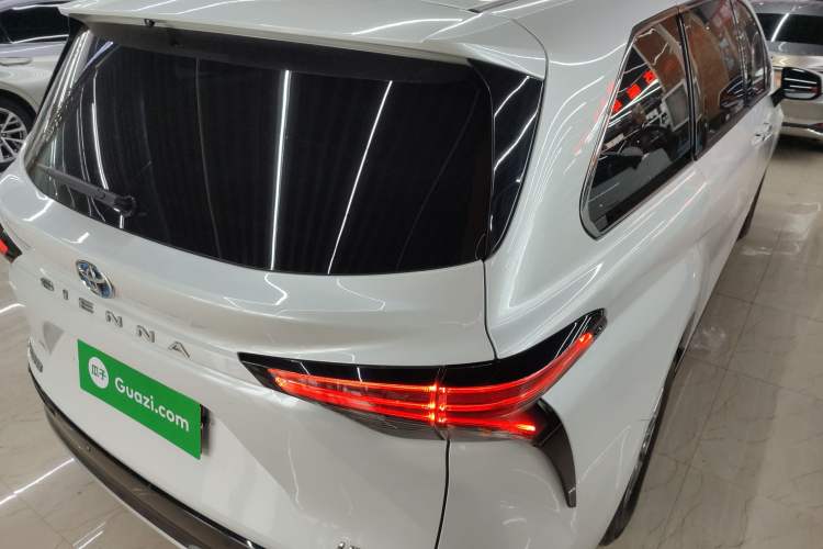 Used Toyota Sienna 2021 2.5L Hybrid Premium Edition
