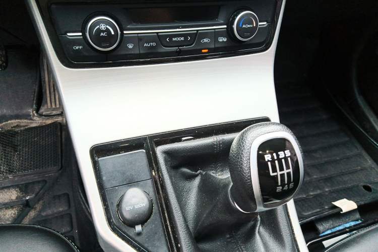 Used Geely Auto Emgrand GL 2017 1.3T Manual Elite Model Gear Lever