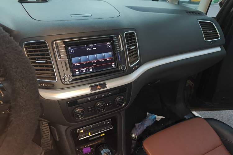 Used Volkswagen Sharan 2016 380TSI Comfort Edition 7-Seater Audio And AC Panel