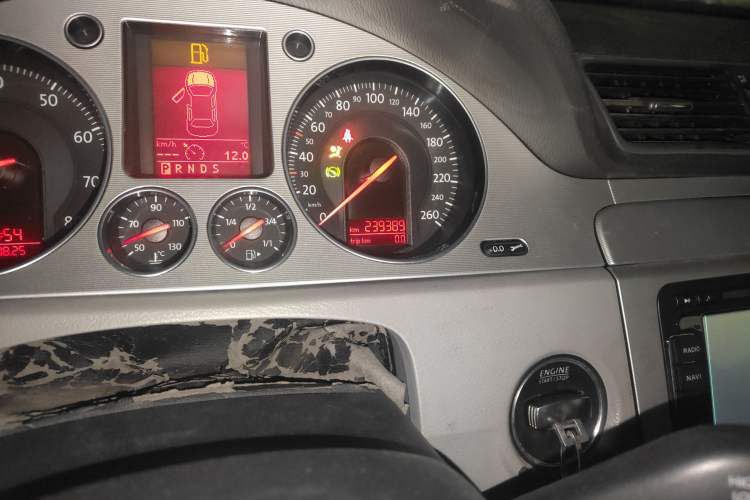 Used Volkswagen Magotan 2011 1.8TSI DSG Luxury Model Odometer Close Up