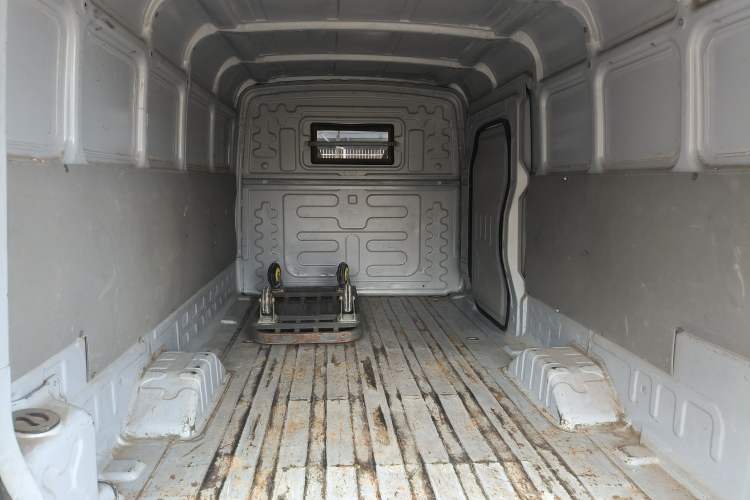 Used Guangtong Auto makeup Logistics Vehicle 2024 3.1T 2-Seater 4.99-Meter All-Electric Closed Cargo Van with 41.86 kWh Left Rear Seat