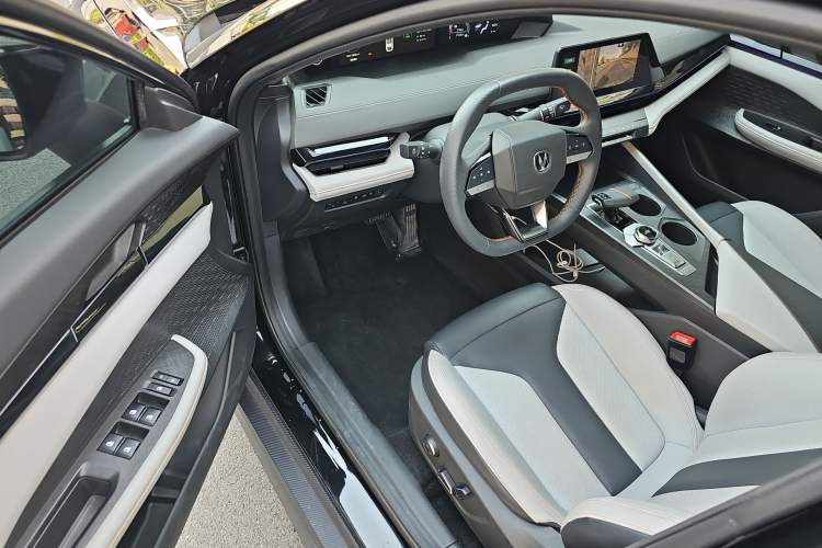 Used Changan UNI-V iDD 2024 Blue Whale Smart Electric iDD 136km Luxury Model
