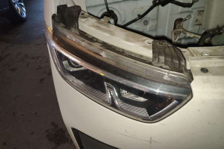 Used Wuling Yangguang 2024 300km Range Practical Window-Sealed Version 60kW Right Front Headlight