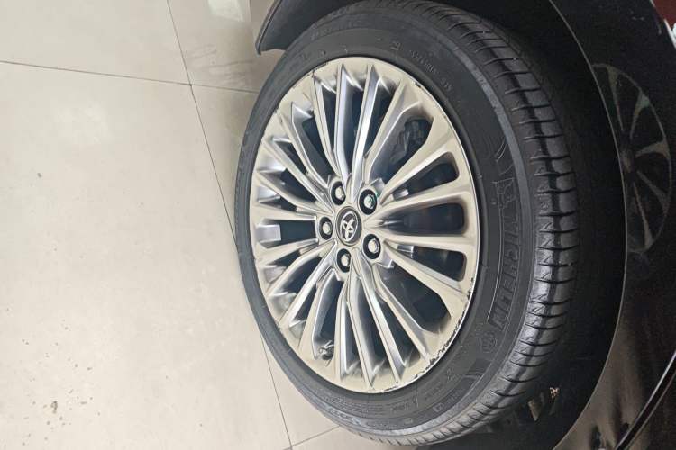 Used Toyota Avalon 2019 Dual-Engine 2.5L Limited Flagship Edition China VI Standard
