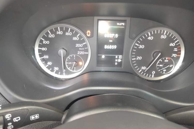 Used Mercedes-Benz Vito 2018 2.0T Elite Version 7 Seats China VI Emission Standard
