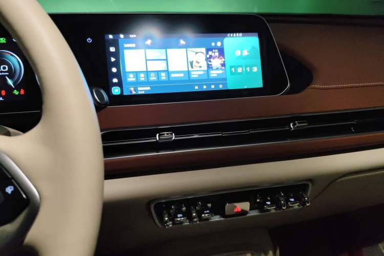 Used ORA Good Cat 2023 401 km Standard Range Prestige Version Lithium Iron Phosphate Audio And AC Panel