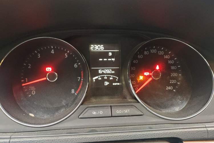 Used Volkswagen Lavida 2015 1.6L Manual Comfort Edition Instrument Cluster