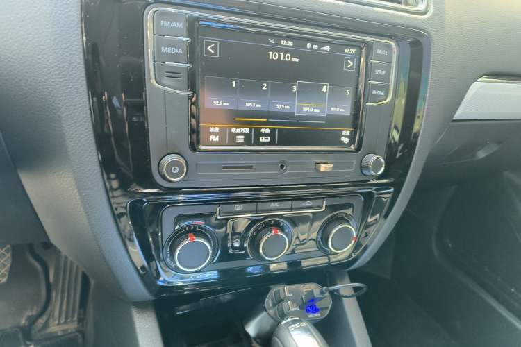 Used Volkswagen Sagitar 2017 230TSI Automatic Comfort Version Audio And AC Panel