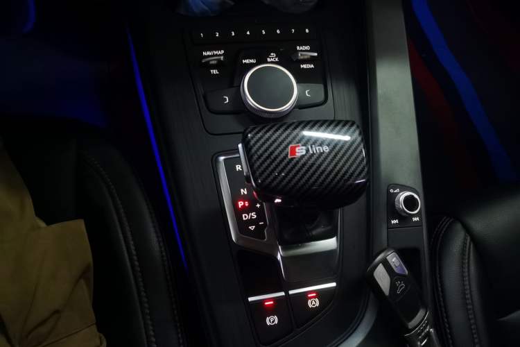 Used Audi A4L 2019 40 TFSI Ambition China VI Gear Lever