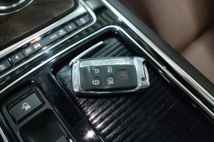 Used Jaguar XFL 2019 XFL 2.0T 250 PS Two-Wheel-Drive Luxury Edition