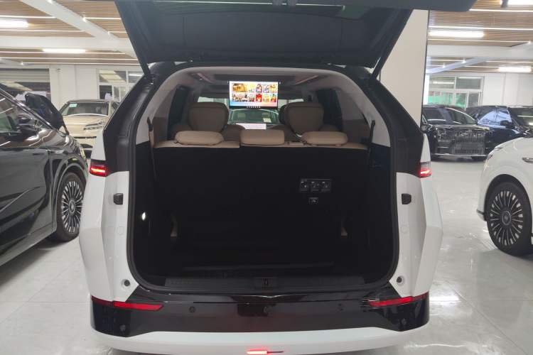 Used XPeng X9 2024 610 Long-Range Pro Trunk