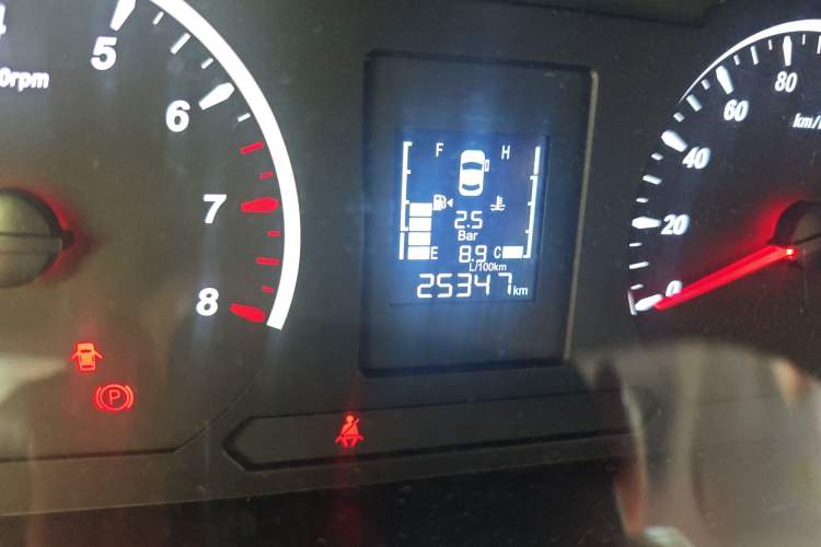 Used FORTHING Lingzhi PLUS 2021 2.0L Manual Luxury 7-Seater Odometer Close Up