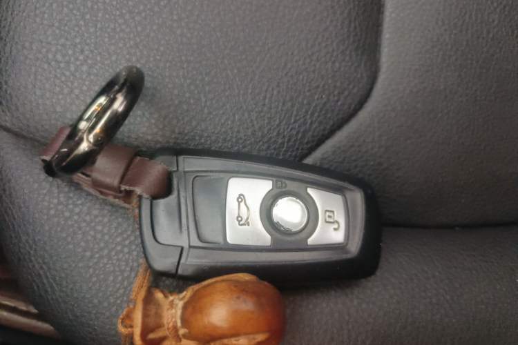 Used BMW 3 Series 2015 320i Luxury Line Stylish Edition Interior 1