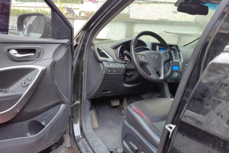 Used Hyundai Santa Fe 2013 2.4L Automatic 4x4 Prestige Edition Driver Seat